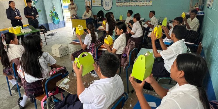 Escolares de Morales se capacitan en el cuidado responsable de proyectos avícolas