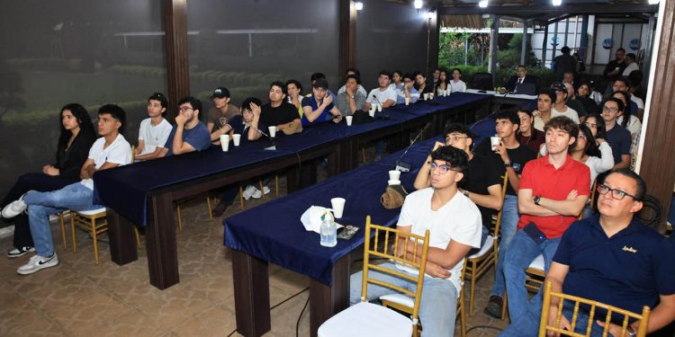 Estudiantes landivarianos conocen herramientas agroclimáticas y técnicas para el manejo del agua