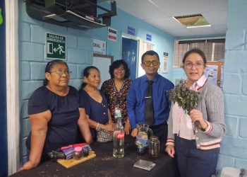 Saberes medicinales de comadronas se comparten con personal de salud Santa Elena III, zona 18