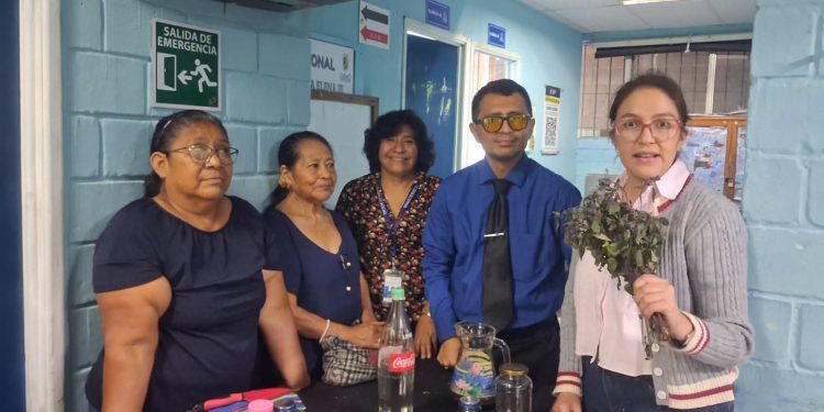 Saberes medicinales de comadronas se comparten con personal de salud Santa Elena III, zona 18