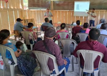 Líderes comunitarios se involucran en acciones para prevenir y detectar oportunamente la malaria en Poptún, Petén