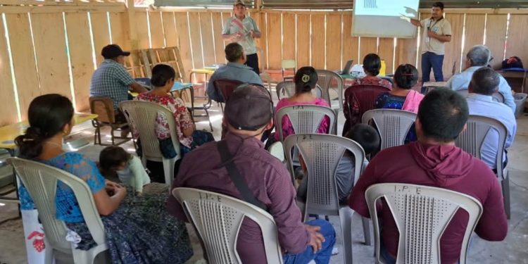 Líderes comunitarios se involucran en acciones para prevenir y detectar oportunamente la malaria en Poptún, Petén