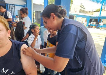 Más de 600 dosis contra el sarampión se aplican en tres establecimientos educativos de Chiquimula