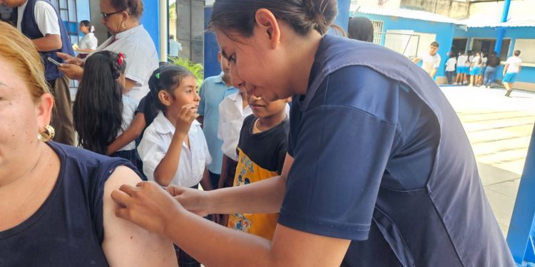 Más de 600 dosis contra el sarampión se aplican en tres establecimientos educativos de Chiquimula