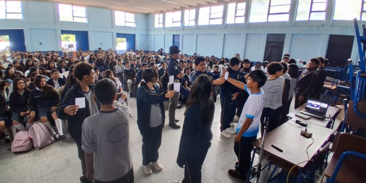 Más de 500 estudiantes de zona 17 aprenden seguridad vial