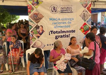 Familias que contribuyen al desarrollo comunitario reciben alimentos