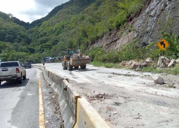 Cuadrillas trabajan para recuperar el paso en carreteras afectadas por las lluvias en 14 departamentos del país