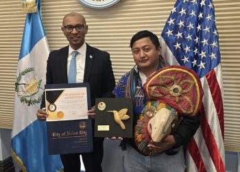 Consulado de Guatemala en Nueva York recibe a representante de la Danza de las Guacamayas tras reconocimiento internacional