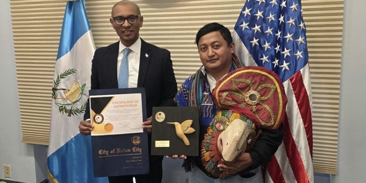Consulado de Guatemala en Nueva York recibe a representante de la Danza de las Guacamayas tras reconocimiento internacional