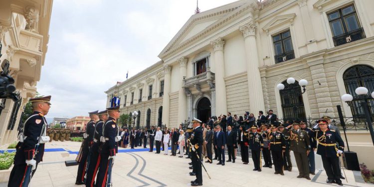 Embajador de Guatemala asiste en San Salvador a conmemoración del natalicio de Francisco Morazán