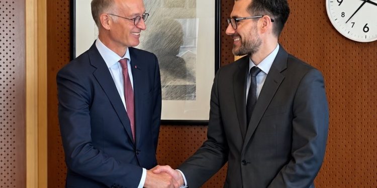 Embajador de Guatemala se reúne con director para las Américas y el Caribe de la Cancillería belga