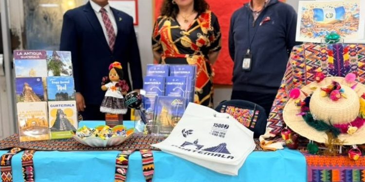 Consulado de Guatemala en Miami comparte la cultura nacional en celebración de la Hispanidad