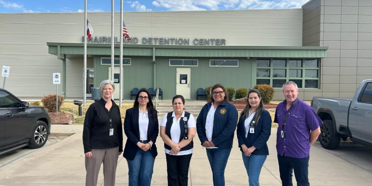 Consulado de Guatemala en Dallas realiza visita de protección al Centro de Detención de Prairieland