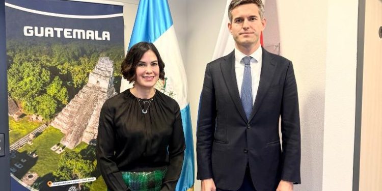 Embajadora de Guatemala recibe al ministro de Exteriores de Países Bajos en La Haya