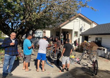Consulado de Guatemala acompaña taller de reparación de bicicletas para trabajadores temporales en Abbotsford, Canadá