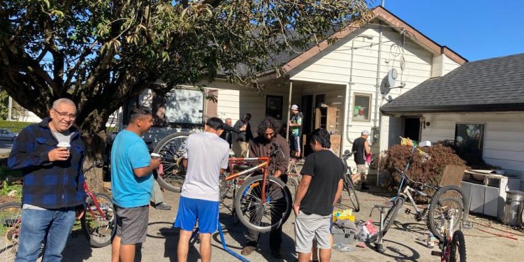 Consulado de Guatemala acompaña taller de reparación de bicicletas para trabajadores temporales en Abbotsford, Canadá