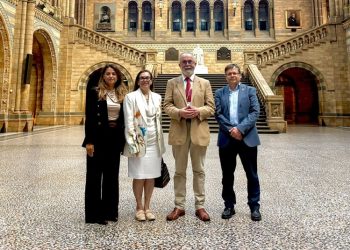Embajadora de Guatemala visita colecciones científicas y patrimoniales del Museo de Historia Natural de Londres