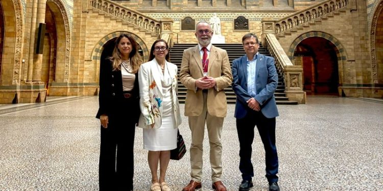Embajadora de Guatemala visita colecciones científicas y patrimoniales del Museo de Historia Natural de Londres