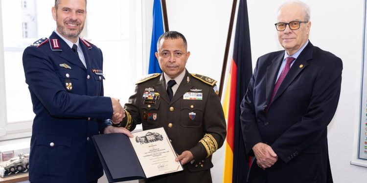 Embajador de Guatemala acude a acreditación de agregado de Defensa en Alemania