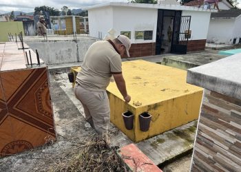Jalapa intensifica acciones contra el dengue en el cementerio previo a visitas para el Día de Todos los Santos