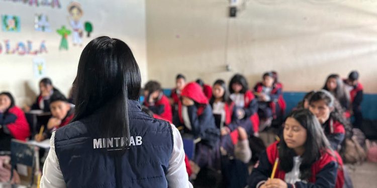 Mintrab brinda orientación laboral a 150 jóvenes de Sololá