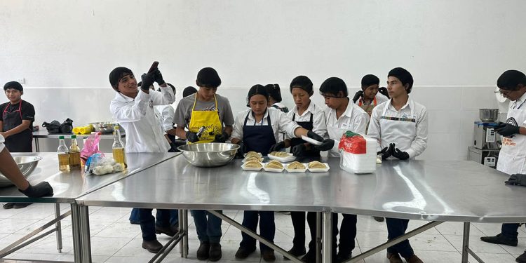 Jóvenes de San Pedro Carchá conocen oferta formativa agrícola