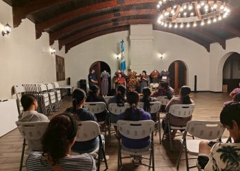 Se realiza exposición y conversatorio “Manos que tejen Historia”