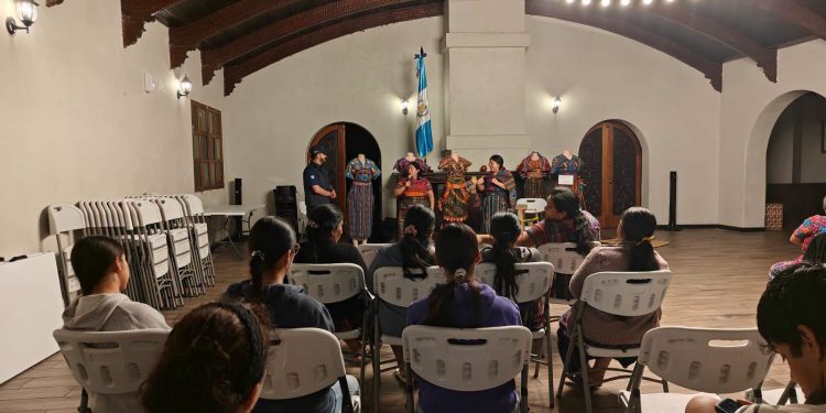 Se realiza exposición y conversatorio “Manos que tejen Historia”