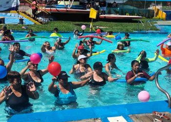El Programa Sustantivo Mujer puso ritmo con aquaeróbics en Amatitlán
