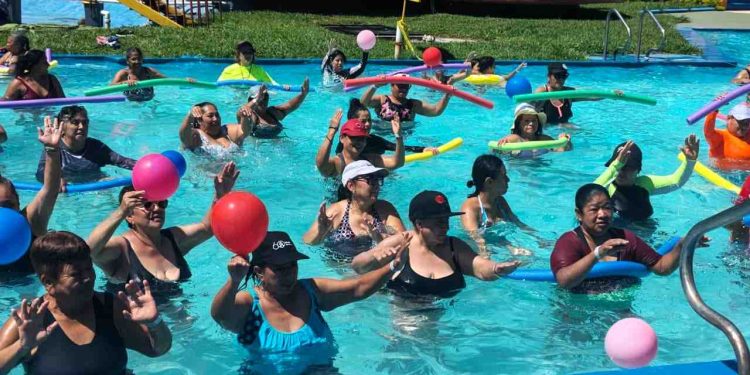 El Programa Sustantivo Mujer puso ritmo con aquaeróbics en Amatitlán