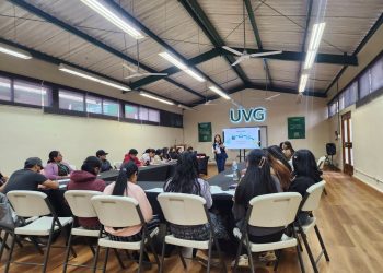 Estudiantes universitarios de Sololá reciben orientación laboral