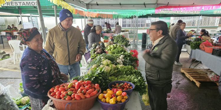 Ofrecen alimentos frescos y de calidad en Feria del Agricultor de Quetzaltenango