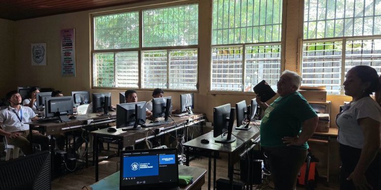 Se brinda orientación laboral a jóvenes recién graduados de Petén
