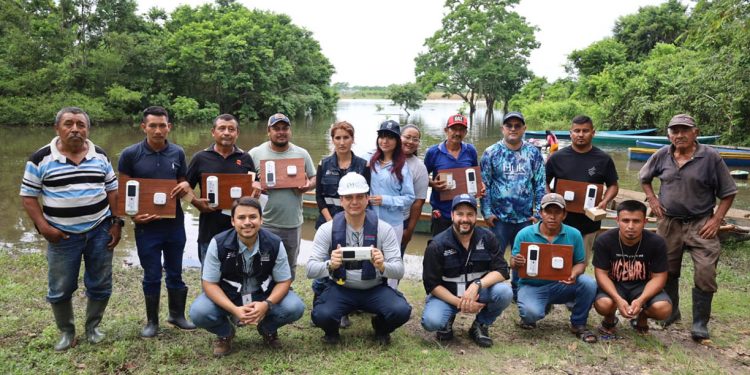 Pescadores de Petén reciben dispositivos de monitoreo satelital para sus faenas