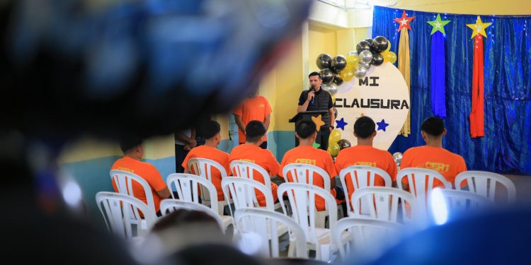 CER-1 celebra la graduación de 17 adolescentes de tercero básico