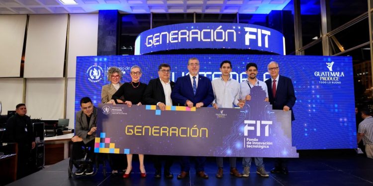 Presidente Bernardo Arévalo participa en entrega de primero créditos y reconocimiento a empresarios que son parte del FIT