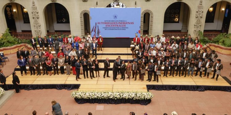 Bernardo Arévalo pide disculpas públicas y señala la criminalización de defensores de la democracia