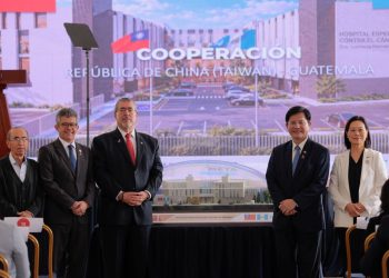 Presidente Bernardo Arévalo recorre terreno donde será construido Hospital contra el Cáncer, en la zona 13