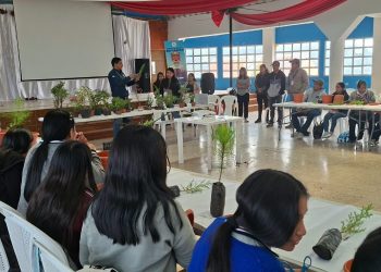 Promueven emprendimientos ornamentales con juventud rural de Huehuetenango