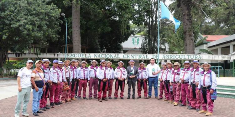 Promueven lazos de cooperación técnica entre la ENCA y productores de Huehuetenango
