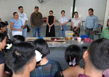 Transforman piel de pescado en cuero y elaboran artesanías
