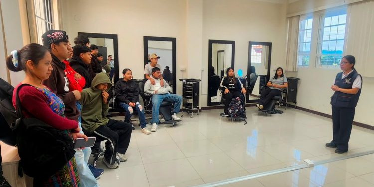 Vacunan contra el sarampión a 149 estudiantes del Centro de Formación Quédate Joyabaj