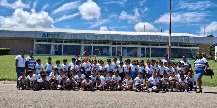 Estudiantes de primaria conocen el funcionamiento del Aeropuerto Internacional Mundo Maya