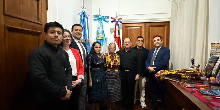Misión diplomática en Argentina recibe a distinguida chef guatemalteca de gastronomía ancestral
