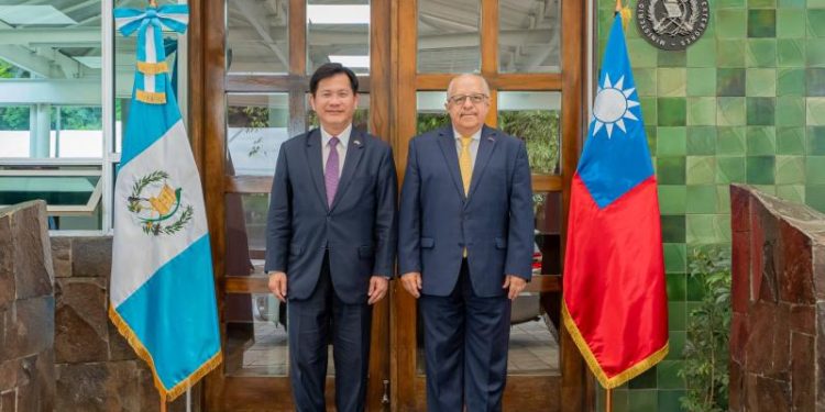 Canciller Martínez Alvarado recibe a su homólogo de la República de China (Taiwán), Lin Chia-lung, en el marco de la visita oficial a Guatemala