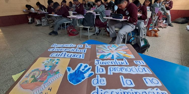 Estudiantes reafirman su identidad Maya K’iche’ en jornada sobre autoidentificación