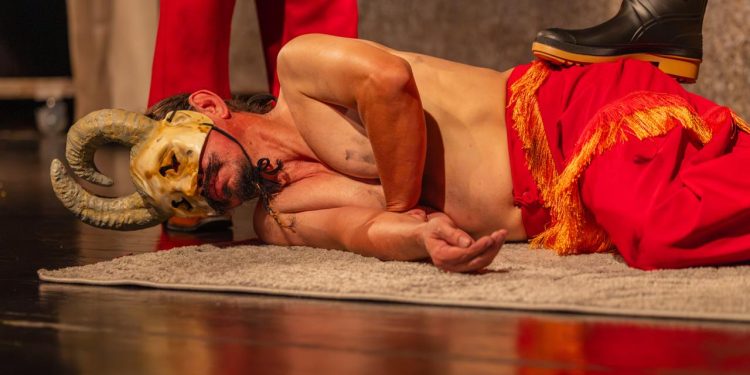 El Centro Cultural “Miguel Ángel Asturias” estrenó la obra teatral Torotumbo con sala llena