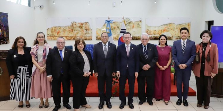 MINEX y Embajada de Corea desarrollan simposio sobre cooperación bilateral