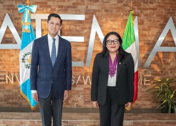 Viceministra Bolaños Pérez recibe a canciller de México en su arribo a Guatemala