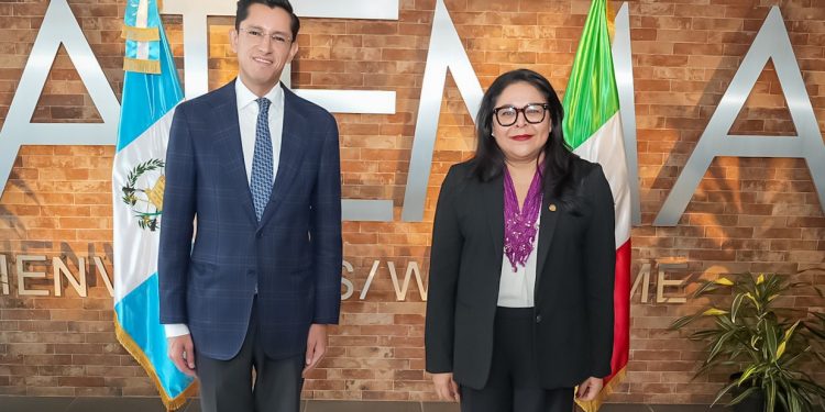 Viceministra Bolaños Pérez recibe a canciller de México en su arribo a Guatemala
